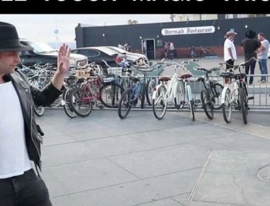 Ε, είσαι μάγος: Πιάνει το στήθος κοριτσιών από απόσταση (βίντεο)